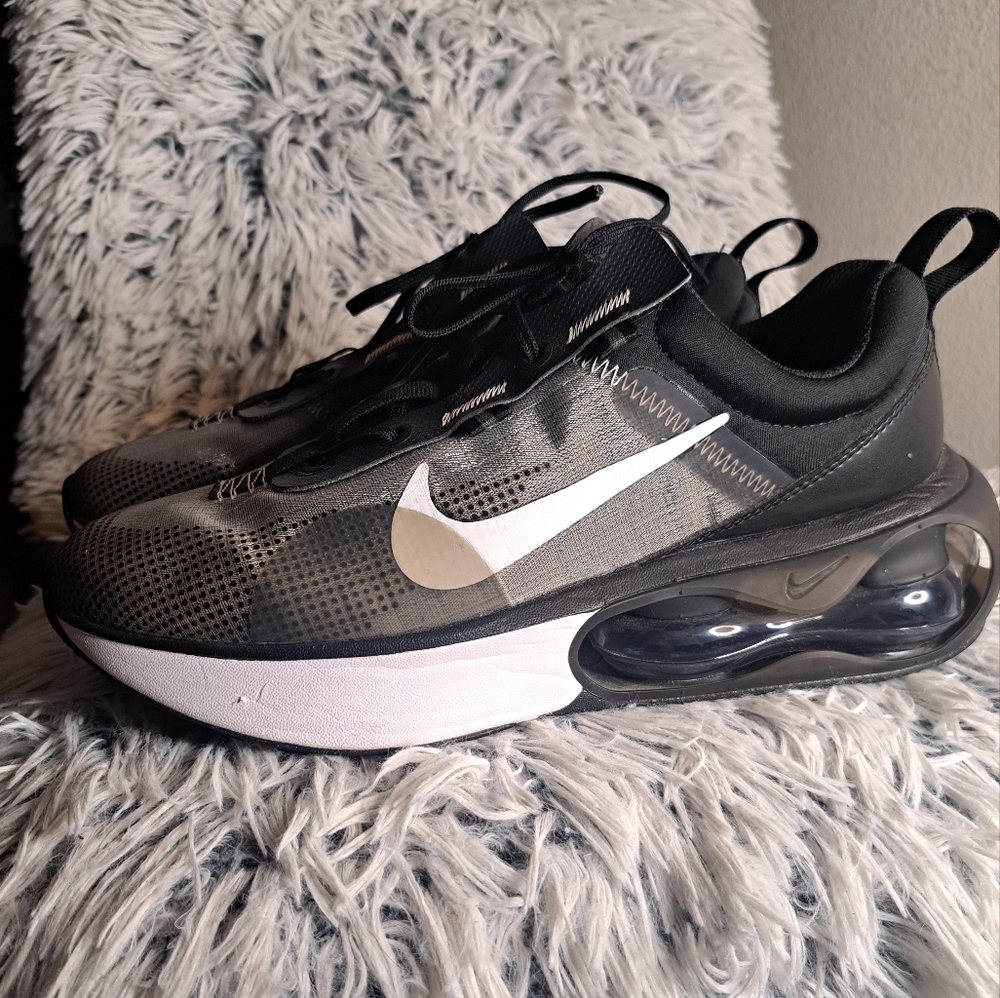 Womens Black Nike AirMax 2021 Sneakers! Black & White Everyday Sneakers Good Cnd